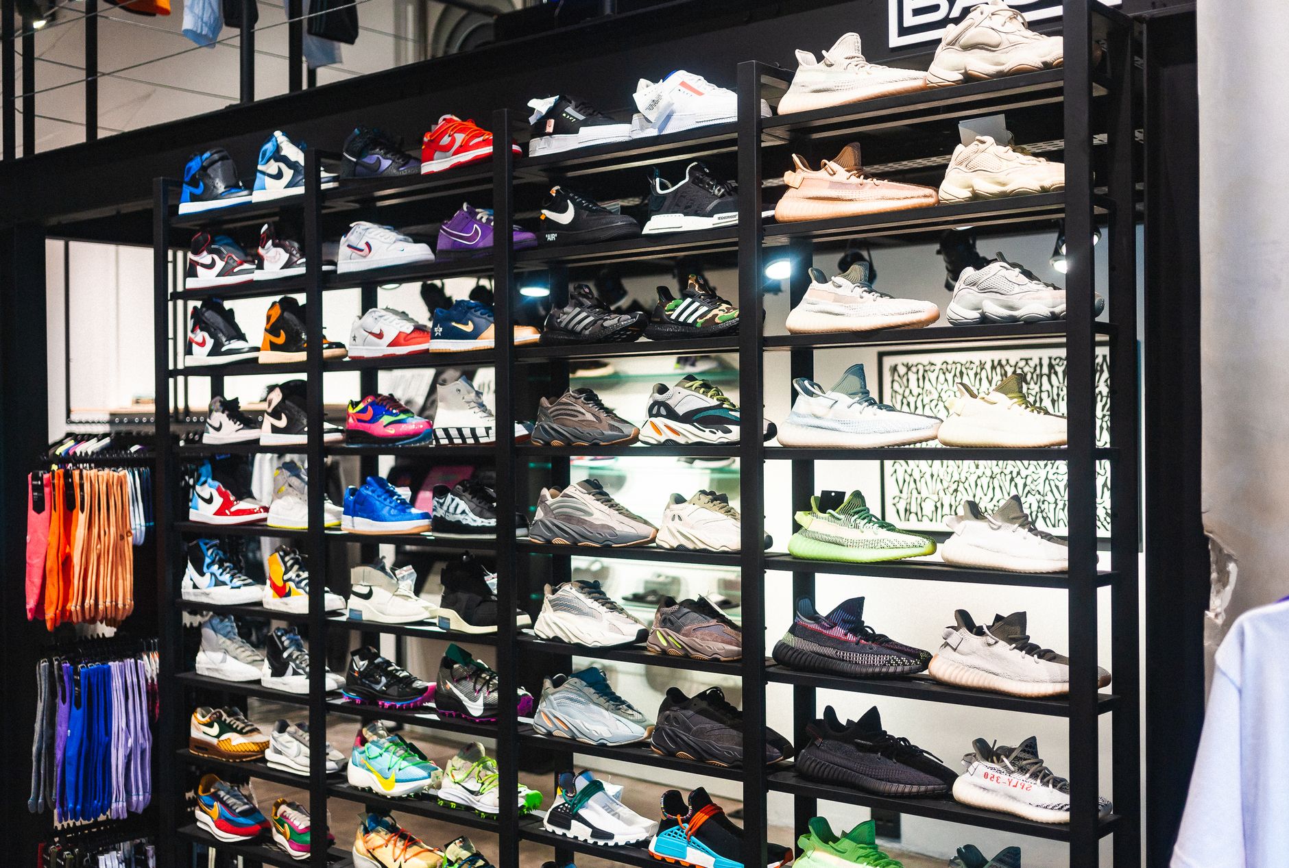 Kinh nghiệm mua giày sneaker chính hãng trên LazMall