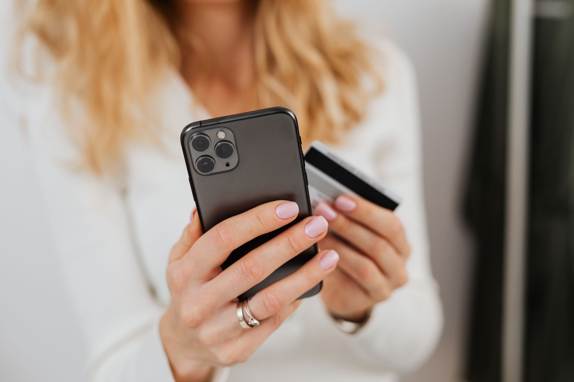 Kinh nghiệm mua điện thoại iPhone VNA trên Shopee Mall