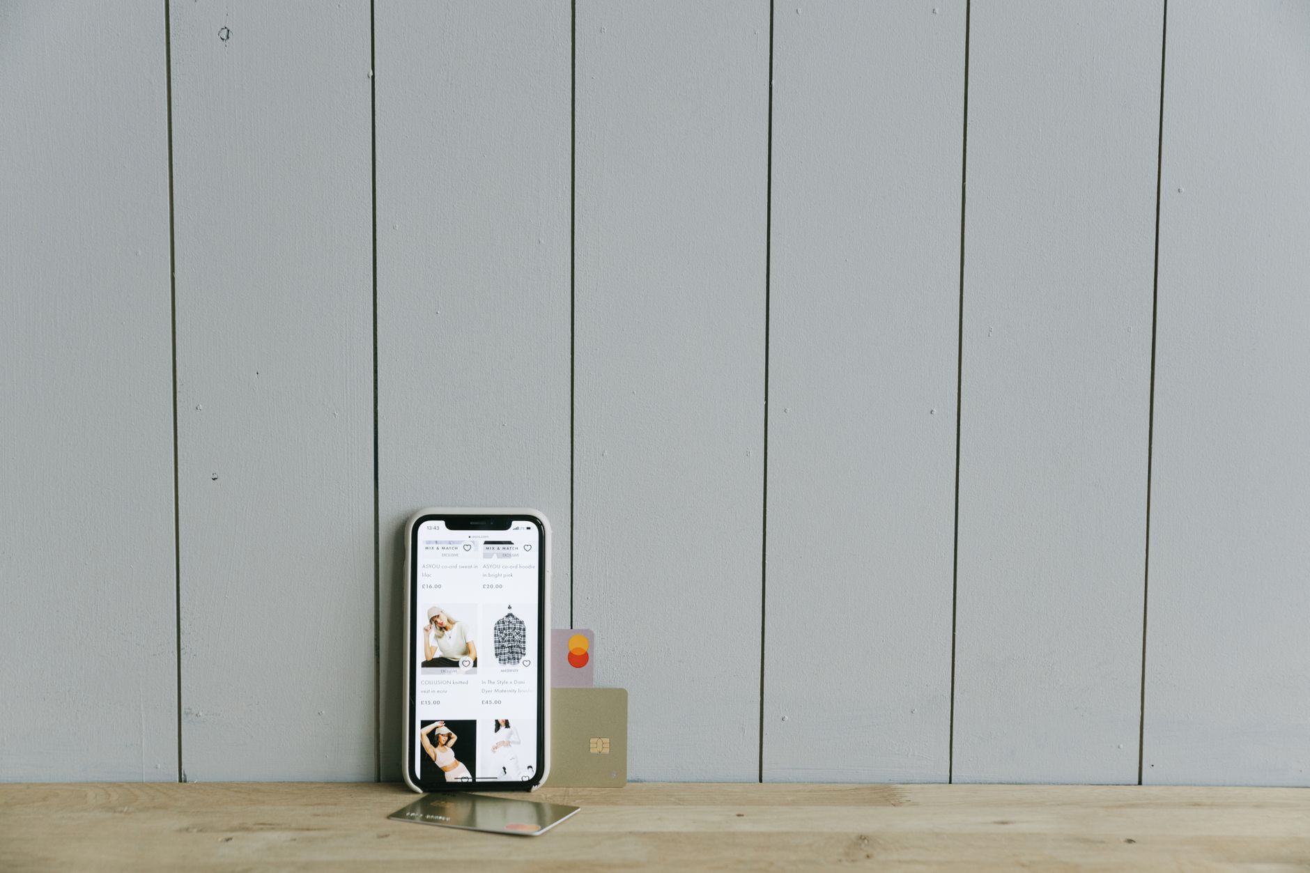 So sánh thẻ tín dụng VPBank Shopee và thẻ Standard Chartered
